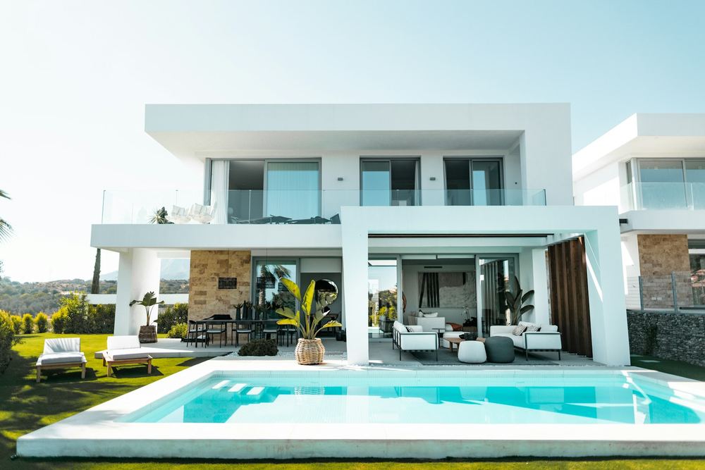 Villa Solenne - white villa with pool